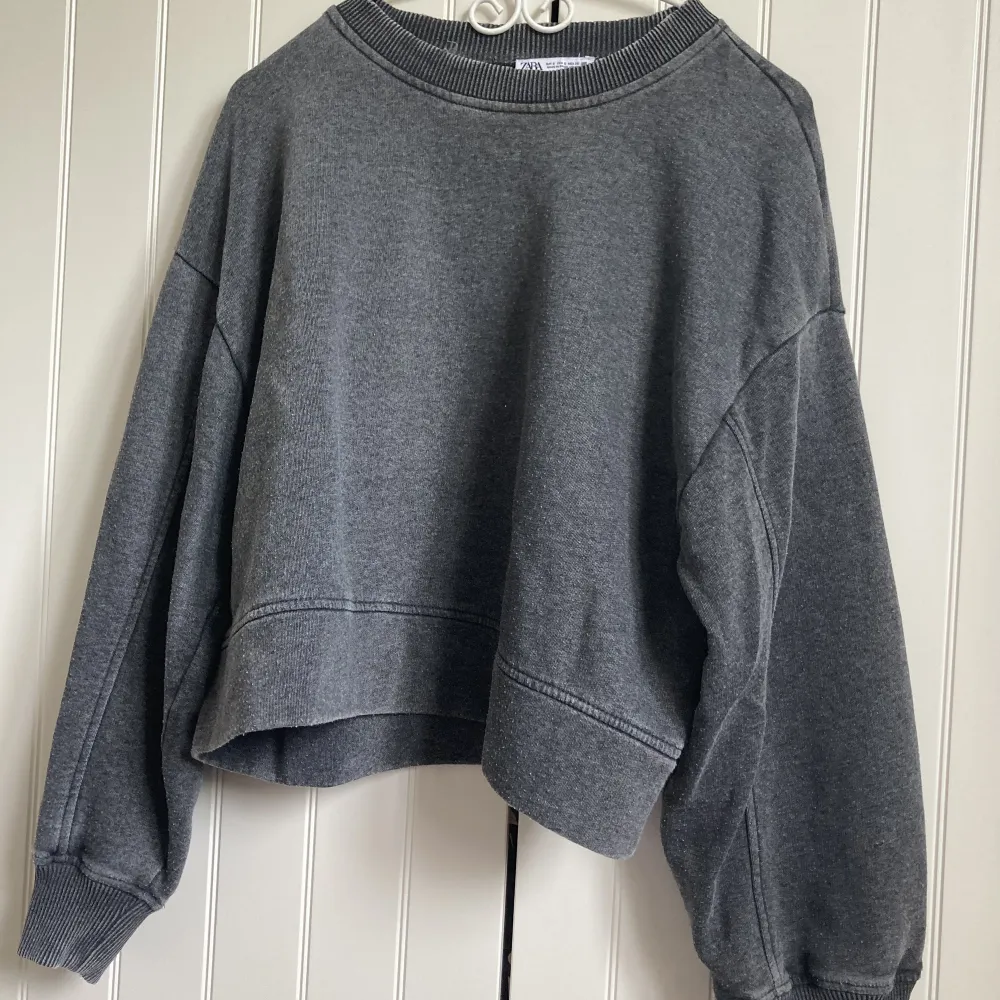 Snygga sweatshirt i en grå ”urtvättad” färg från zara. Oversize och croppad i bra skick. Stl S men lite oversize som sagt.. Tröjor & Koftor.