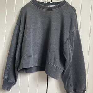 Snygga sweatshirt i en grå ”urtvättad” färg från zara. Oversize och croppad i bra skick. Stl S men lite oversize som sagt.