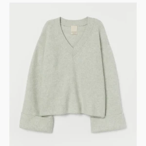 Oversized v-neck alpacka blend - Fluffig och mjuk tröja från H&M i alpacka blend! Stickat material och ganska oversized! 🥰
