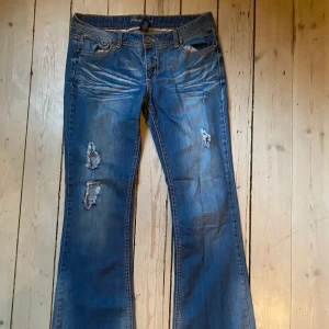 Jeans  - Super fina Jeans med coola bakfickor. Köpte second hand o säljer då jag inte använder dom längre. Dom är lite slitna på baksidan vid fotändan annars i bra skick. Det står ingen storlek men dom passar mig bra som är 170. Skriv för frågor eller bilder💋
