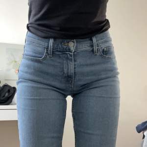 Säljer mina Skinny jeans från Levis i storlek 27. Super stretchiga och sitter som en smäck. Använder inte tajta jeans längre och därav säljer jag dem. Osäker på inköpspris.