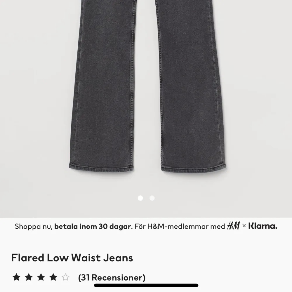 Perfekta lågmidjade gråa jeans, sitter så bra och är jättesköna. Använda väldigt lite 💕. Jeans & Byxor.