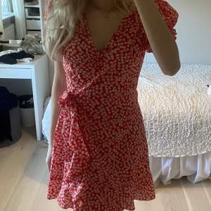 Superfin blommig klänning som är perfekt till sommaren! Aldrig använd, därav inga defekter. ❤️❤️