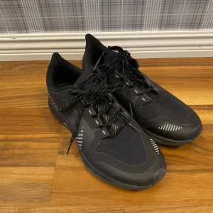 Nike löparskor - Svarta löparskor från Nike zoom, nike run utility. Sparsamt använda. 