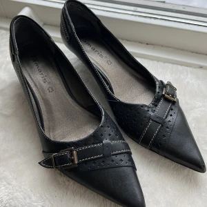 Tamaris pumps  - Pumps från tamaris med låg klack i strl 39!💕 unika detaljer & går inte att få tag på längre 💜 superbra skick!!