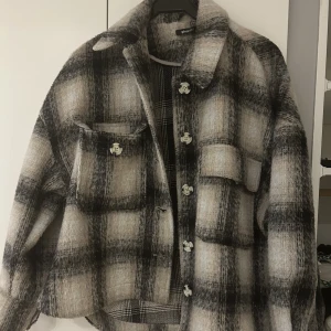 Jacka - Säljer denna jackan från Gina trixig, storlek L. Använd få gånger