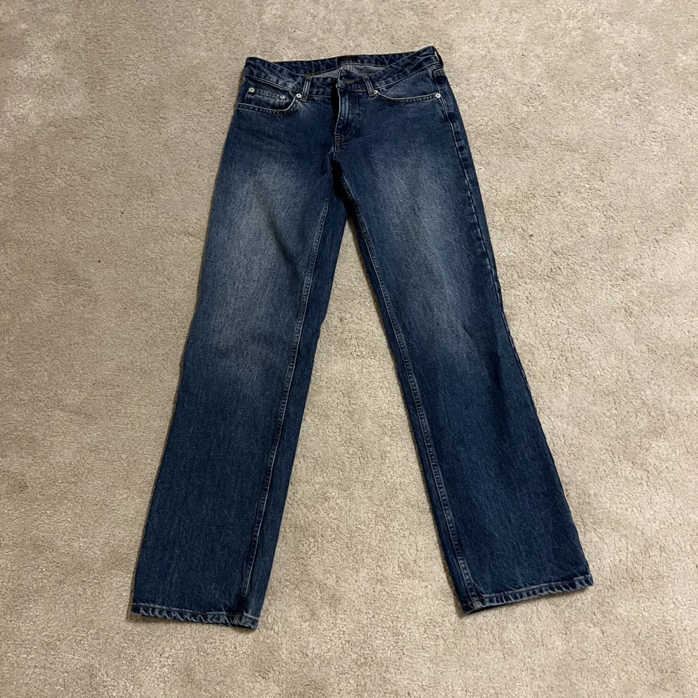 Så fina jeans från Nelly i storlek 32 eller 34. Jag köpte dem för ett tag sedan och kommer inte ihåg vilken storlek (står inte i dem). Så bara att fråga om mått! Jag säljer dem eftersom dem är för långa för mig som är 166 lång med ganska korta ben! . Jeans & Byxor.