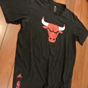 Chicago Bulls Tshirt - Nba Chicago Bulls Tshirt storlek M. Varan är i gott skick.