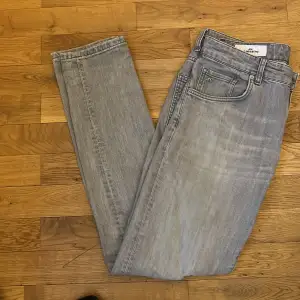 Gråa jeans från J.Lindeberg. Bra skick. Storlek 32/32