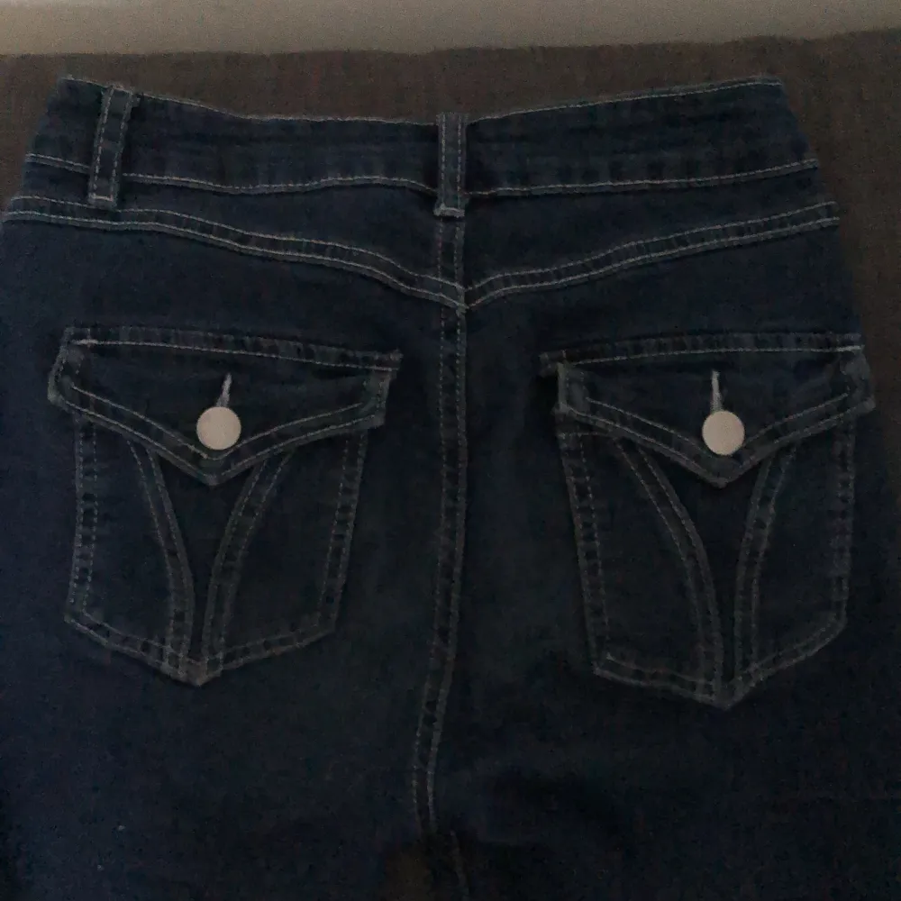 Ett par snygga jeans med fickor. . Jeans & Byxor.