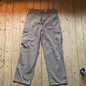 Cargo Dickies - Tror d är storlek L, jag är 185 d sitter baggy å coolt på mig, passar nog d flesta beroende på stil