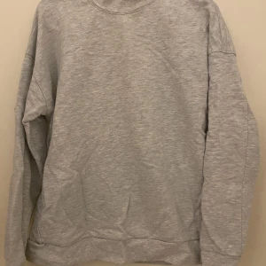 Grå sweatshirt med tryck på baksidan  - Grå sweatshirt med tryck på baksidan i storlek xs, passar s också. Använd endast ett fåtal gånger💕