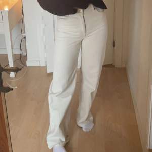 Högmidjade straight ljusbeige/vita jeans från monki, frakt ingår Storlek 27