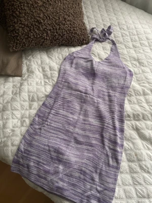 Klänning från H&M - Säljer min klänning från H&M då den aldrig blivit använd, i nyskick endast prövad 🥰