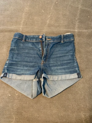Jeans shorts  - Högmidjade ljusblåa jeansshorts från divided! ❤️Använda men bra skick! 👍 skriv orivat om intresse finns! ❤️
