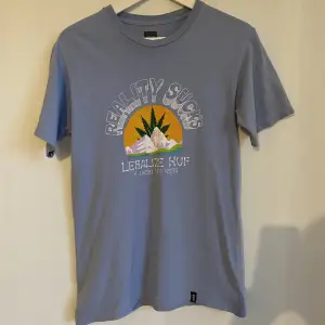 HUF legalize T-shirt   Reality sucks   Blå med berg motiv   Använd men i toppen skick   Storlek herr small 
