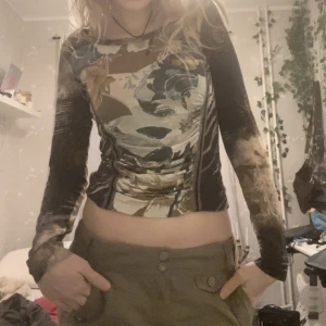 bohemisk tröja - Säljer nu denna fina tröja som inte kommer till användning. Jättefina mönster med lite räfflingar fram. Ingen angiven storlek men passar mig som bär S-M i toppar. Kontakta om du är intresserad eller har övriga frågor❤️