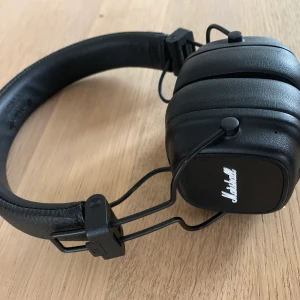 Hörlurar - Super snugga hörlurar som är i väldigt bra skick. Tillbehör ingår ej, laddas med USB-C kontakt, Ordinarie pris 1.290