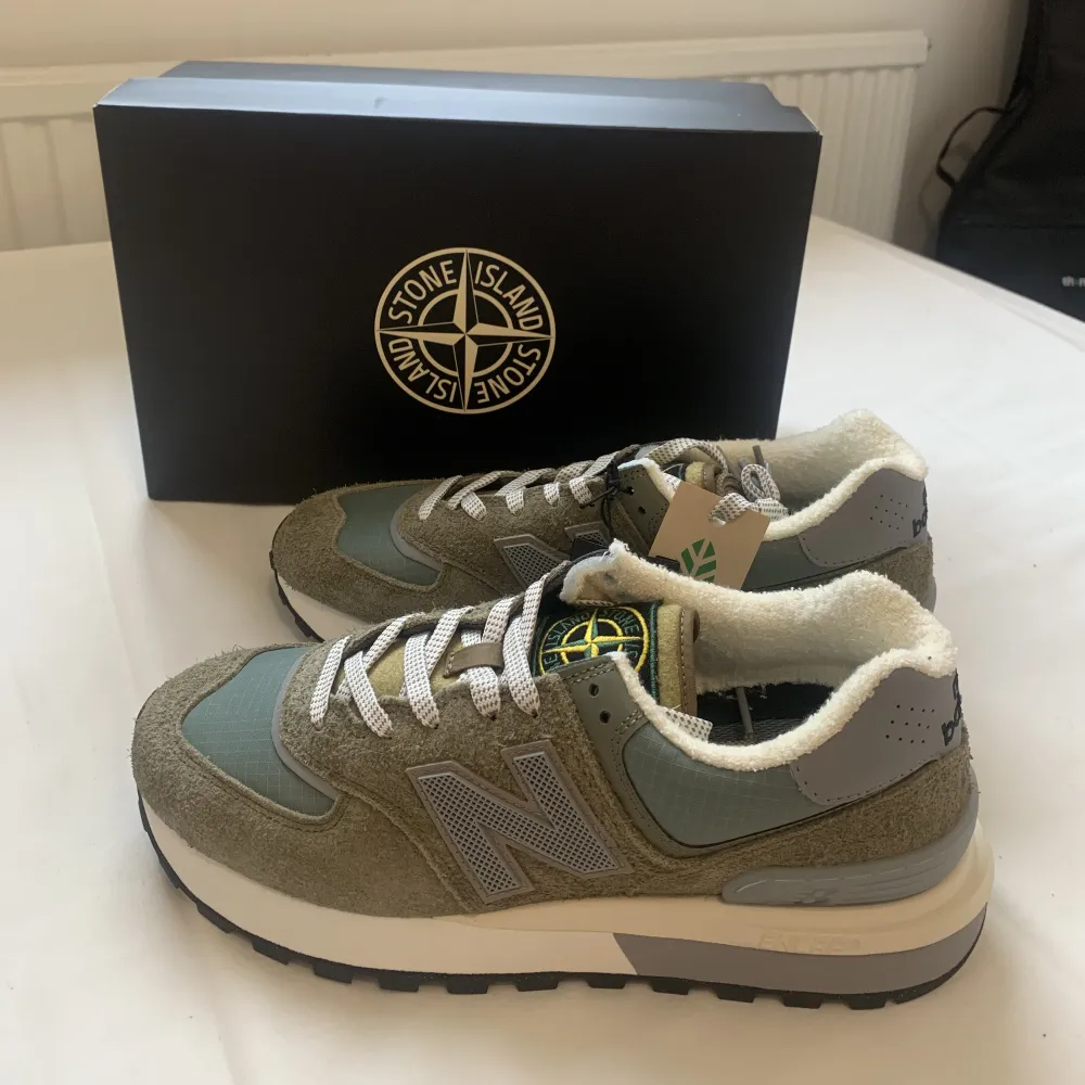 Stone Island x New Balance 574 ‘Steel Blue’, Size 43, DS. Bought from Nitty Gritty - I can provide the receipt and can check authenticity with QR code. Can provide more pictures. New and never tried on. Price can be discussed. Can meet up.. Skor.