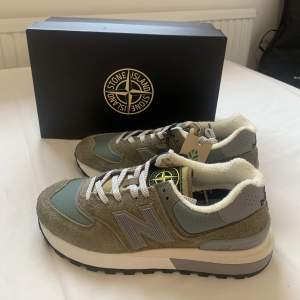 Stone Island x New Balance 574 ‘Steel Blue’, Size 43, DS. Bought from Nitty Gritty - I can provide the receipt and can check authenticity with QR code. Can provide more pictures. New and never tried on. Price can be discussed. Can meet up.