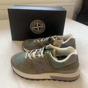 Stone Island x New Balance 574 ‘Steel Blue’ - Stone Island x New Balance 574 ‘Steel Blue’, Size 43, DS. Bought from Nitty Gritty - I can provide the receipt and can check authenticity with QR code. Can provide more pictures. New and never tried on. Price can be discussed. Can meet up.