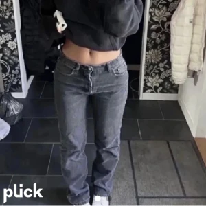 Zara mid rise - Knappt använda mid rise jeans från Zara. Köpta här på plick, som nya! Säljer endast för dom är för små. Skriv privat för andra bilder 🥰