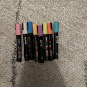 posca pennor  - Posca pennor! köpte alla i ett paket för typ 350-400kr, två är oöppnade och resten är endast testade en gång! så i nyskick, testade de öppnade och de fungerar perfekt! säljer alla för 150