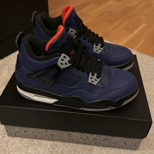 Jordan 4 - Ett par Jordan 4s som går för 245 dollar nya i den har storleken. Köpte dom på footlocker för några år sedan. Dom är typ inte använda ock i bra skick