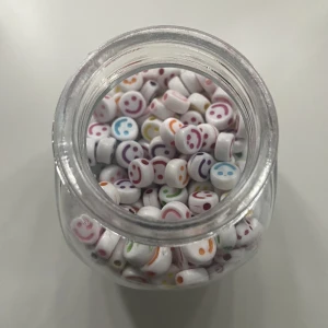 smyckesmaterial💘 - Säljer allt smyckesmaterial jag hade från mitt företag förut som jag behöver bli av med. Massa olika slags pärlor säljes, bland annat smileys men även blommor. Bild 1 för 50:- ( burken ingår ej ), bild 2 för 20:-. ( fel frakt nedan ) 