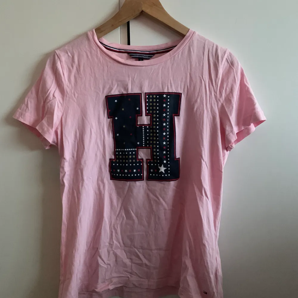 Rosa T-shirt från Tommy Hilfiger💗 använd inte köp nu . T-shirts.