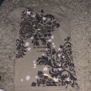 Topp - T Shirt från amisu  Storlek xs men passar större storlekar.