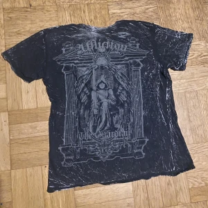 Affliction tröja - As snygg reversible affliction t-shirt   Knappt använd i bra skick med cool wash