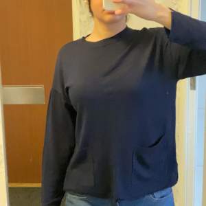 Mörkblå/marinblå tröja med fickor från Zara. Köpt från barnavdelningen med storlek 152cm men passar som S för mig som är 166cm. Den är i bra skick och använt väldigt få gånger 