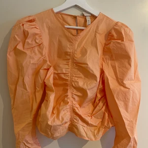 Organge blus från HM - Säljer endast för att den är för liten för mig:( jättefin!! Hade sagt att det passar en liten 38 eller en 36. 