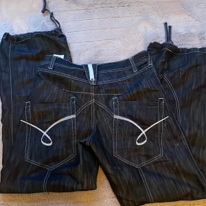 Lågmidjade jeans från only  - Skit snygga lågmidjade jeans från only som jag aldirg använt men köpte dom här på Plick. Midjemått: 81 cm och innerbenslängd: 80 cm. Dom är väldigt mörk blåa nästan svarta. 