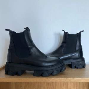 Svarta Pavement Lira boots i st 38. Äkta läder och i bra skick. Nypris 1499