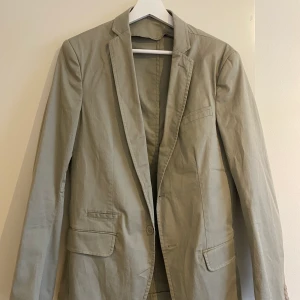 Kavaj Filippa K , beige/grön - Intressekoll på kavaj från Filippa K. Lite oversized på mig, har storlek 38/m. Just denna är strl 48. Jättefint skick, som ny. 