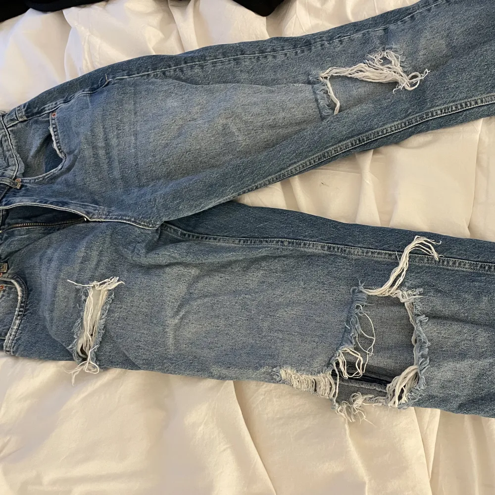 Blåa jeans från Gina tricot, storlek 36. Jag är ca 170 och dom sitter bra i längden . Jeans & Byxor.