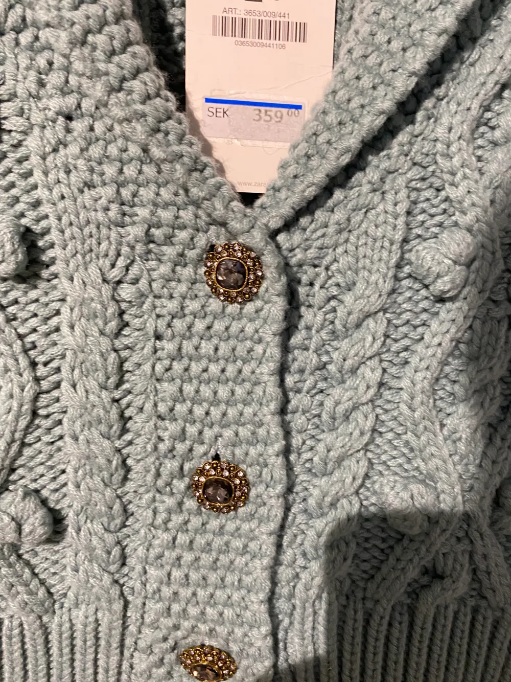 Helt ny oanvänd Zara tröja med prislapp. Söt turkos färg med väldigt fina broderingar samt knappar. (Går att diskutera priset). Stickat.