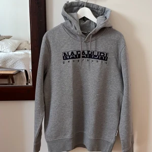 Napapijri Hoodie - Napapijri Hoodie. Grå. 90%bomull 10%polyester. Storlek M. Oanvänd.