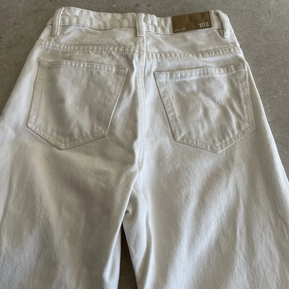 Säljer mina jättesnygga vita jeans från lager 157 då de är för små. Sparsamt använda💕pris kan diskuteras vid snabba affär. Jeans & Byxor.