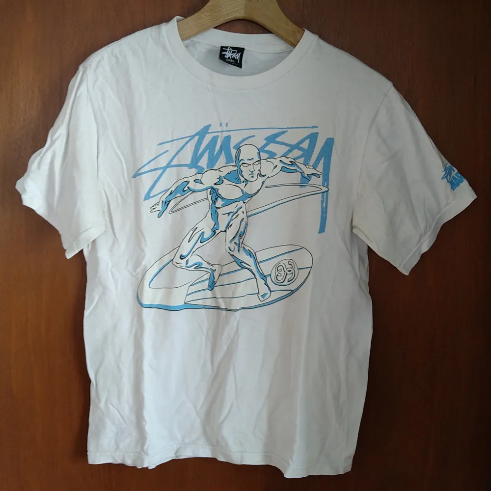 Riktigt retro t-shirt från Stussy i storlek Small. Många år på nacken vilket syns i tyget på vissa ställen där det är färgskiftningar (kanske går att kemtvätta bort?). Svaga skiftningar svårt att få med på bild (testade på bild 3).. T-shirts.