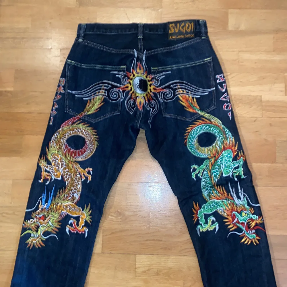 Jättesnygga sugoi jeans med japansk brodyr baktill. Midjemått: 84cm. Jeans & Byxor.