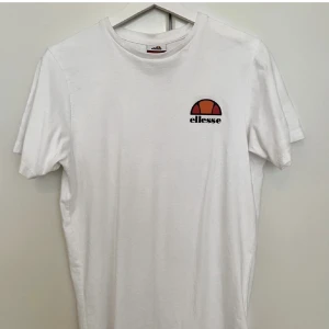 Elesse- T-shirt  - Som ny, använd en gång. Normal i storleken 