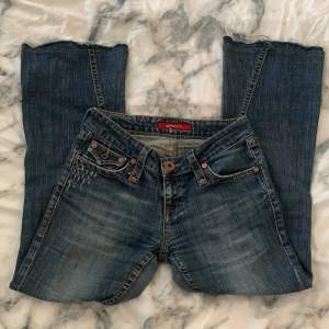 Dessa Jeans är i bra skick och köpta sekondhand. Midjemåttet rakt över är 36 cm och innerbenslängd 80 cm