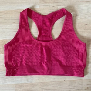 Träningstopp  - Träningstopp använd en gång.  Skönt material och super bekväm, tyvärr för stor för mig😊