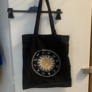 svart tygpåse - :)