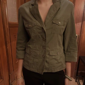 Grön jacka med trekvartslånga ärmar - Denna jacka kommer att släppas på söndag 26/2 🥰 För att hålla dig uppdaterad följ oss på instagram: utvaltuf ❤️All försäljning sker på vår hemsida som ni hittar på instagram!