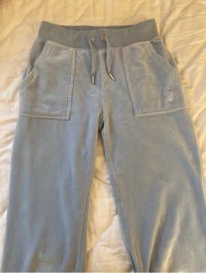 juicy xxs - säljer mina ljusblåa juicy då jag tröttnat på färgen. dom är lite slitna längst ner på baksidan (syns på sista bilden) men det är inget som syns när man har på sig dom. skulle kunna byta dom också mot ett par svarta i XXS❤️