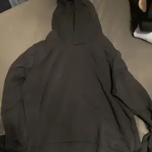 Säljer min jättesköna hoodie från Soc!! Om ni vill ha fler bilder så är de bara att fråga